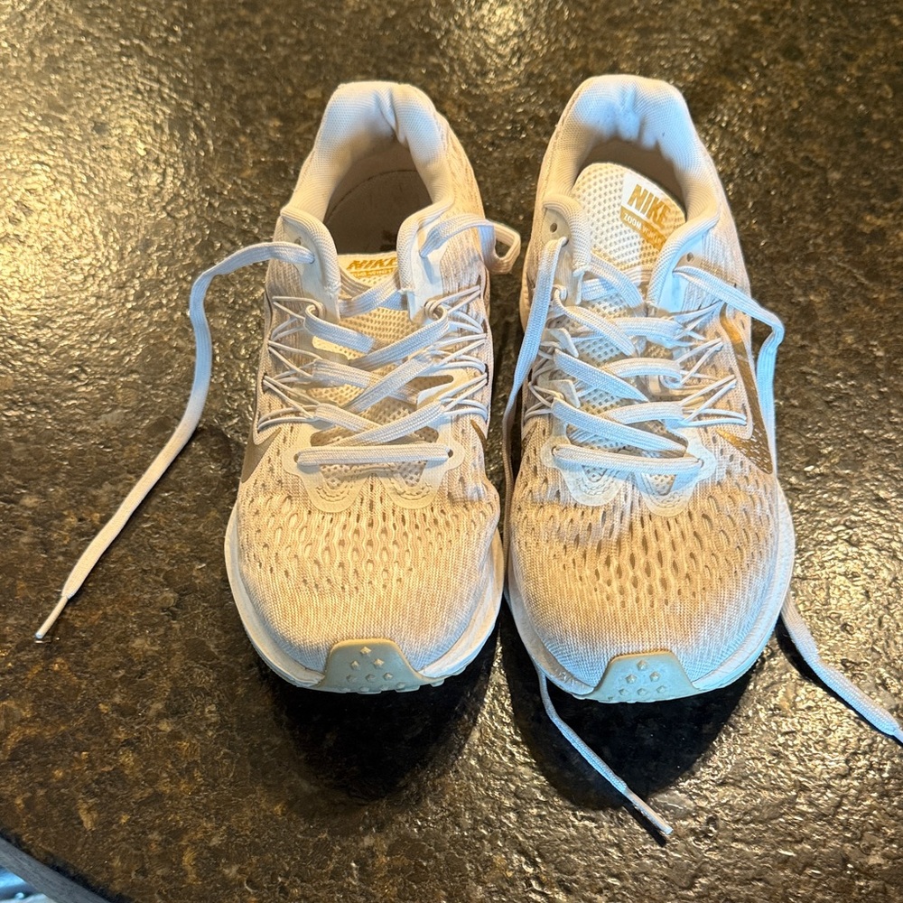 Nike Winflo 5v Phantom Women's Athletic Shoes in White and Gold
